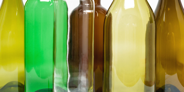 Altglas ist zu 100 Prozent recyclebar, lässt sich beliebig oft einschmelzen und ohne Qualitätsverlust immer wieder für neue Produkte verwenden.
