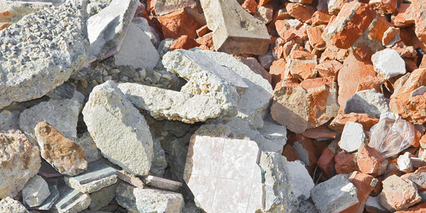 Bauschutt besteht ausschließlich aus mineralischen Materialien, die bei Baumaßnahmen anfallen.