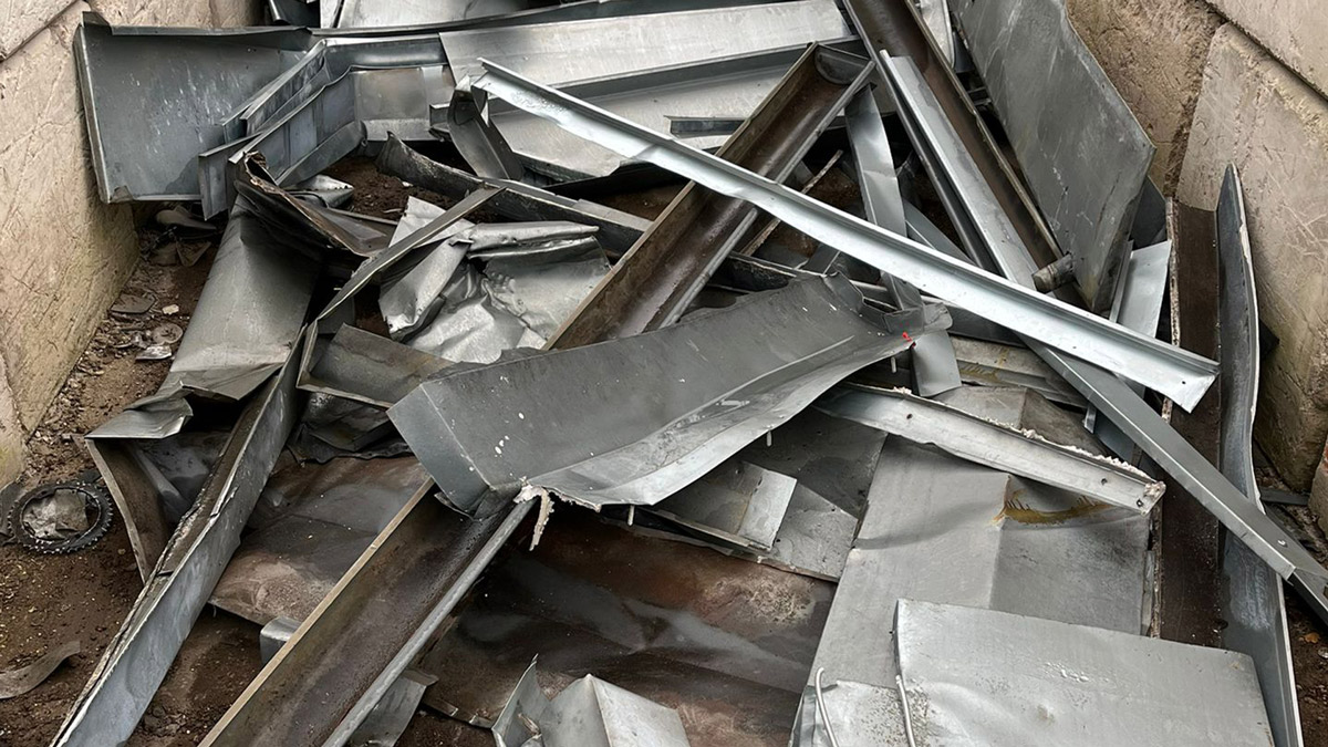 Silbrig, metallisch, relativ leicht – auf den ersten Blick sehen sich Zinn und Zink ziemlich ähnlich. Trotzdem handelt es sich um zwei völlig unterschiedliche Metalle mit verschiedenen Eigenschaften – und auch unterschiedlichen Schrottpreisen. In unserem Recyclingzentrum nehmen wir beide Materialien an – wichtig ist nur, dass sie richtig erkannt und möglichst sortenrein angeliefert werden.