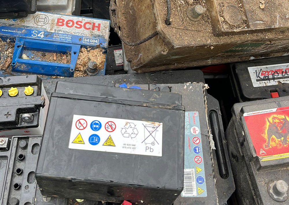 Wusstest du eigentlich, dass alte Bleibatterien bares Geld wert sind? Ob aus dem Auto, dem Stapler oder aus Industrieanlagen – Bleibatterien enthalten wertvolle Rohstoffe wie Blei und Kunststoff, die nahezu vollständig recycelt werden können. Was viele nicht wissen: Für gebrauchte Bleibatterien erhältst du in unserem Recyclingzentrum eine faire Vergütung – denn sie sind kein Abfall, sondern ein wichtiger Wertstoff.