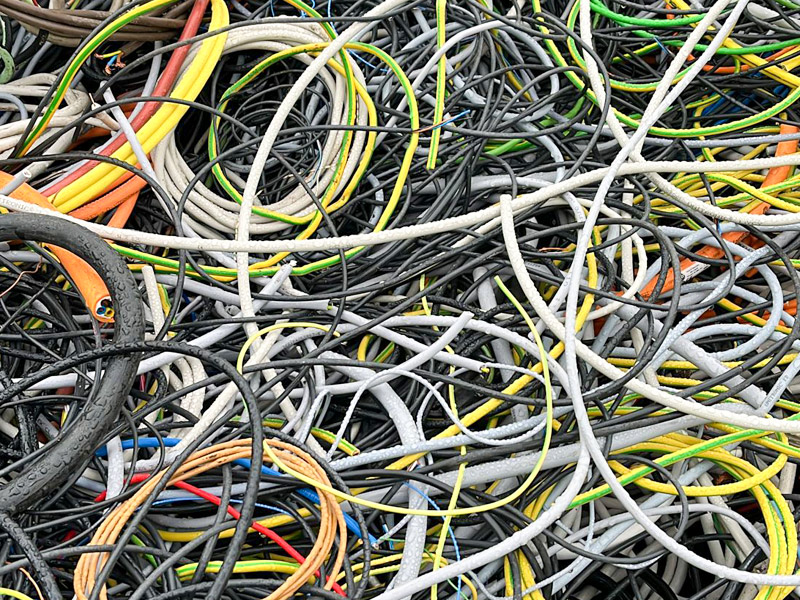 Ob Renovierung, Rückbau oder Werkstattauflösung – irgendwo bleiben fast immer alte Kabel übrig. Was viele nicht wissen: Kabelabfälle enthalten wertvolle Metalle wie Kupfer oder Aluminium – und genau dafür bekommst du bei uns bares Geld.