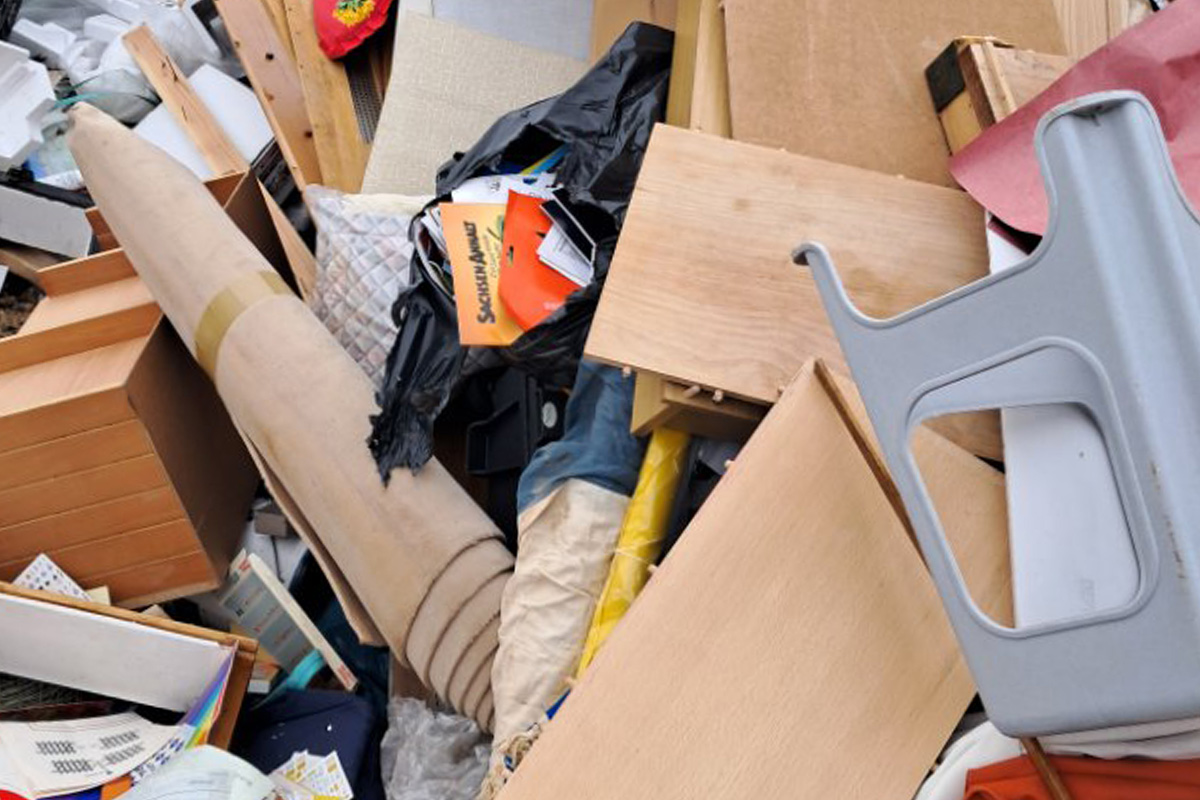 Sperrmüll sind Gegenstände, die zu groß oder zu sperrig für die normale Restmülltonne sind. Wer Sperrmüll einfach irgendwo abstellt, riskiert nicht nur Ärger, sondern schadet auch der Umwelt. Wir kümmern uns darum, dass dein Sperrmüll sortiert, verwertet oder fachgerecht entsorgt wird – damit du mit gutem Gewissen Platz schaffen kannst.