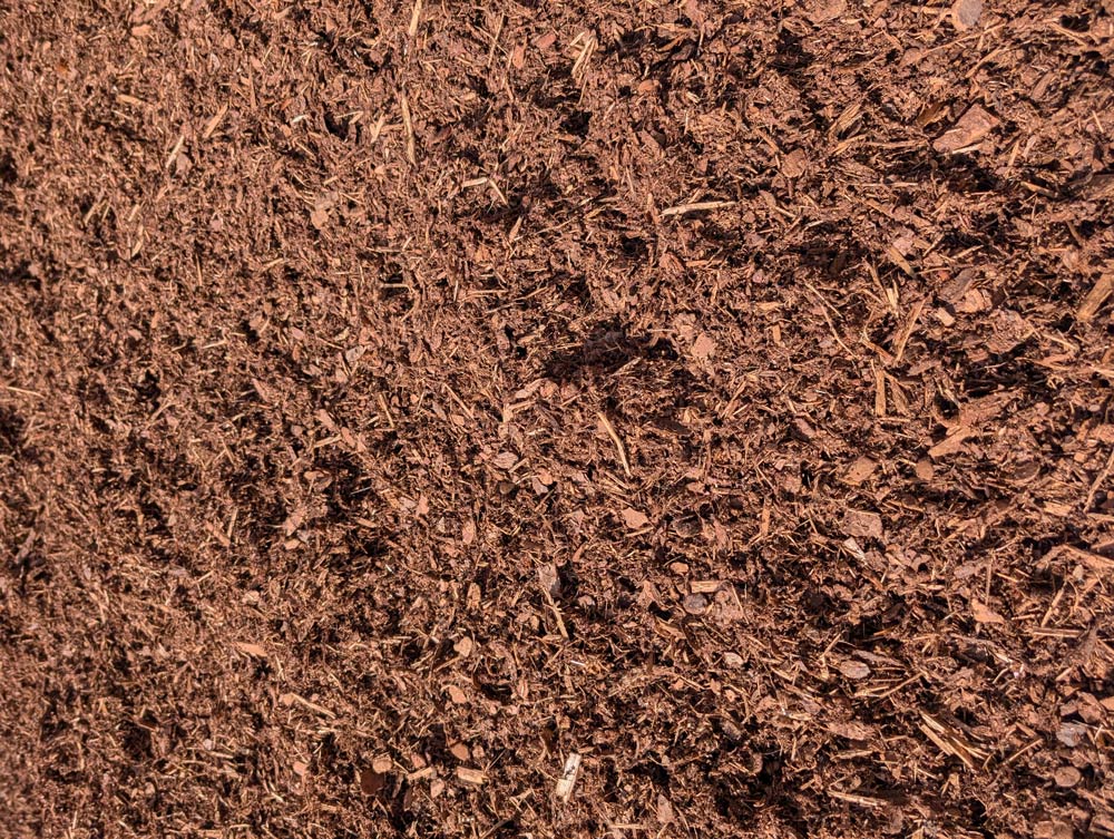 Wusstest du eigentlich, dass du bei uns auch Rindenmulch bekommen kannst? Bei uns erhalten Sie Rindenmulch in der Körnung 0 bis 20 mm – zur Selbstabholung oder bequem frei Haus geliefert.