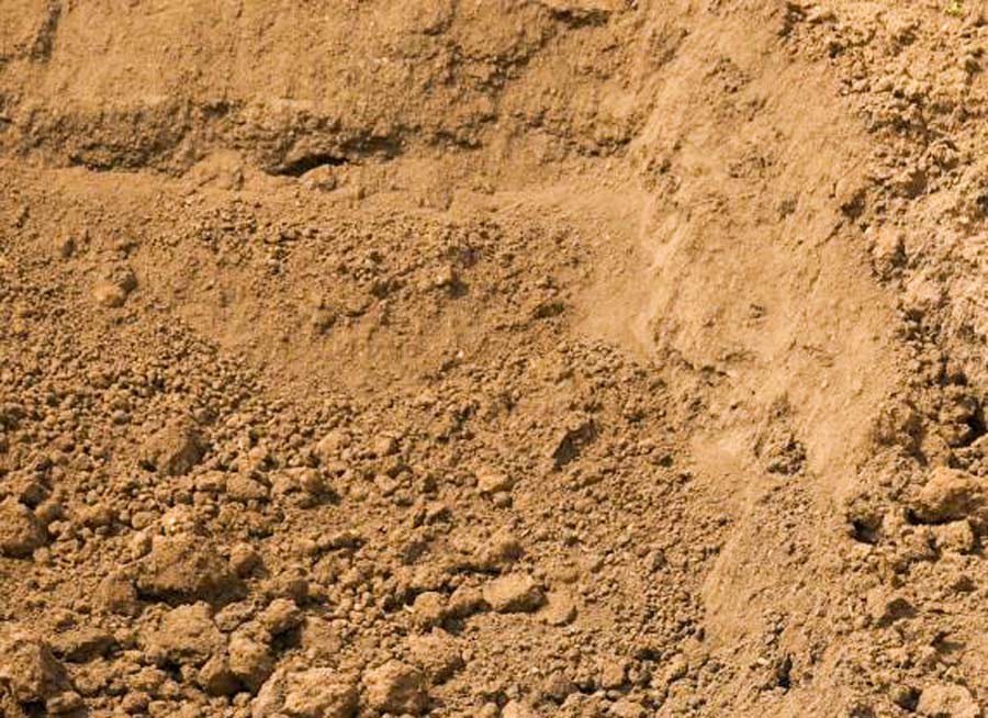 Bei der Strobl GmbH in Amberg erhältst du hochwertigen Humus ab Lager zur Selbstabholung – oder du lässt ihn dir ganz bequem liefern.